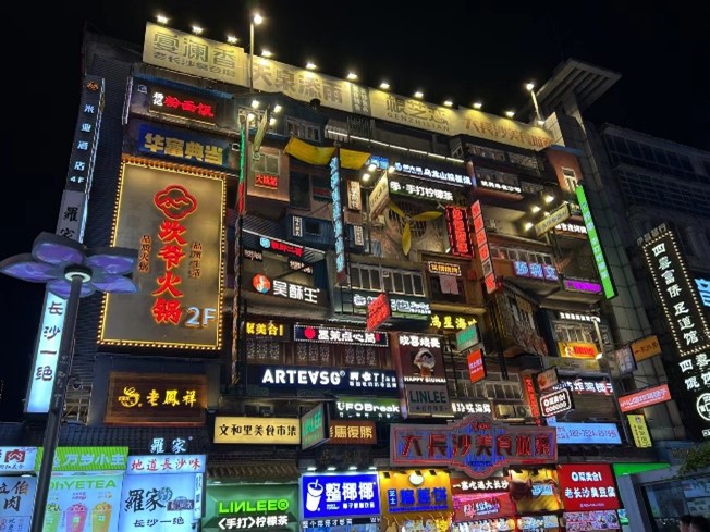   图二：五一广场的小吃街