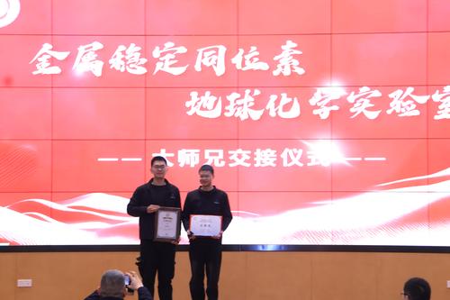 &ldquo;大师兄&rdquo;交接仪式 盛佳儒（左） 邓晰（右）